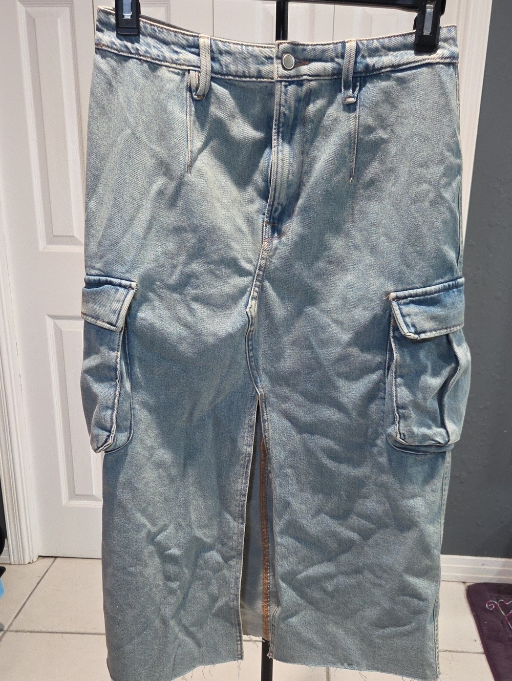 Sz 8 - Good American Light Blue Denim Cargo Midi Skirt